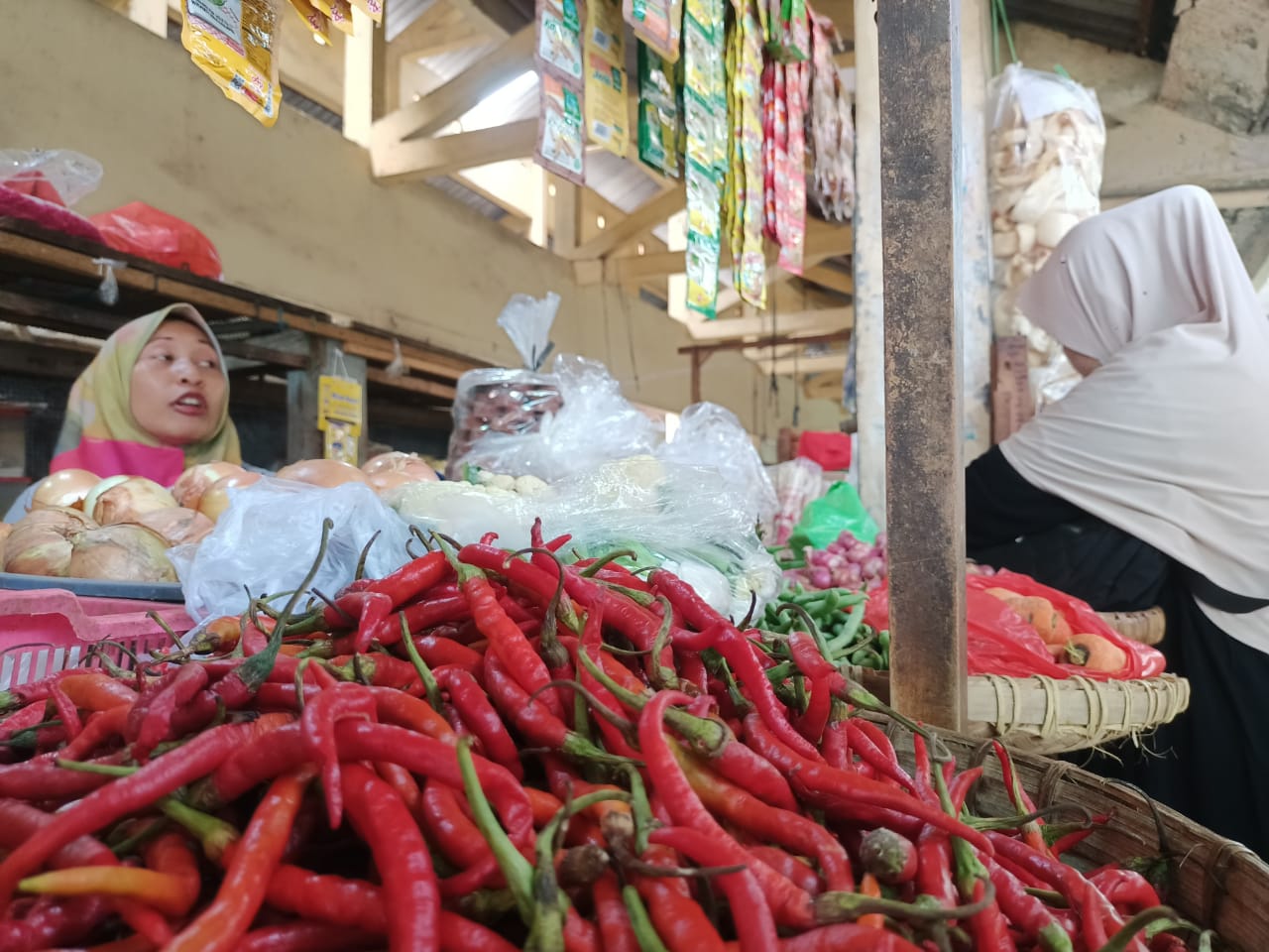 Pedagang cabe sedang menunggu pembeli. Foto 