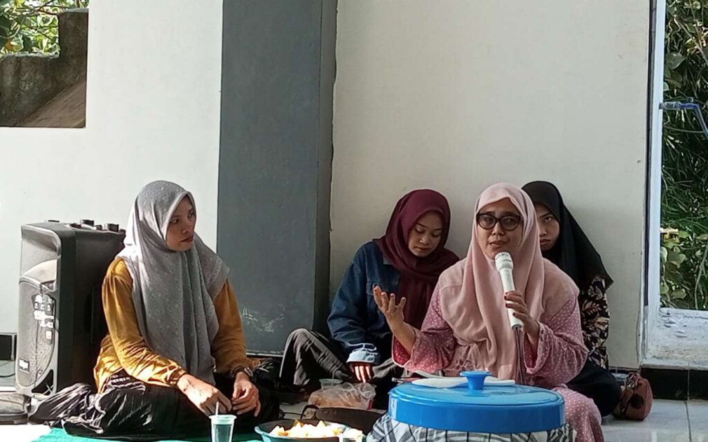 Dr. Mayadina Rahmi Musfiroh menyampaikan kenangannya bersama Dr.Sa'dullah Assa'idi