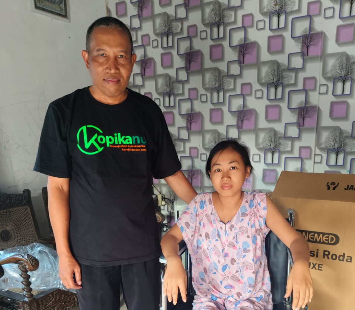 Ketua Pengurus BMT Kopikanu Dwi Yatno menyalurkan bantuan kursi roda